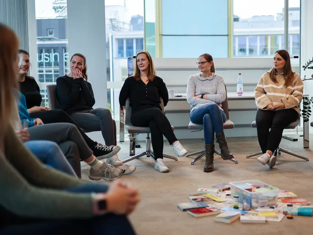 Team in einem individuellen Arbeitsrecht Workshop erarbeitet sich gerade ein Thema.